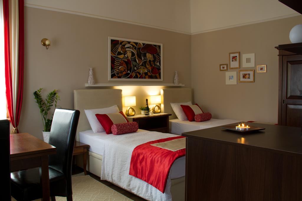 La Pergola & Prestige Panzio Guest house